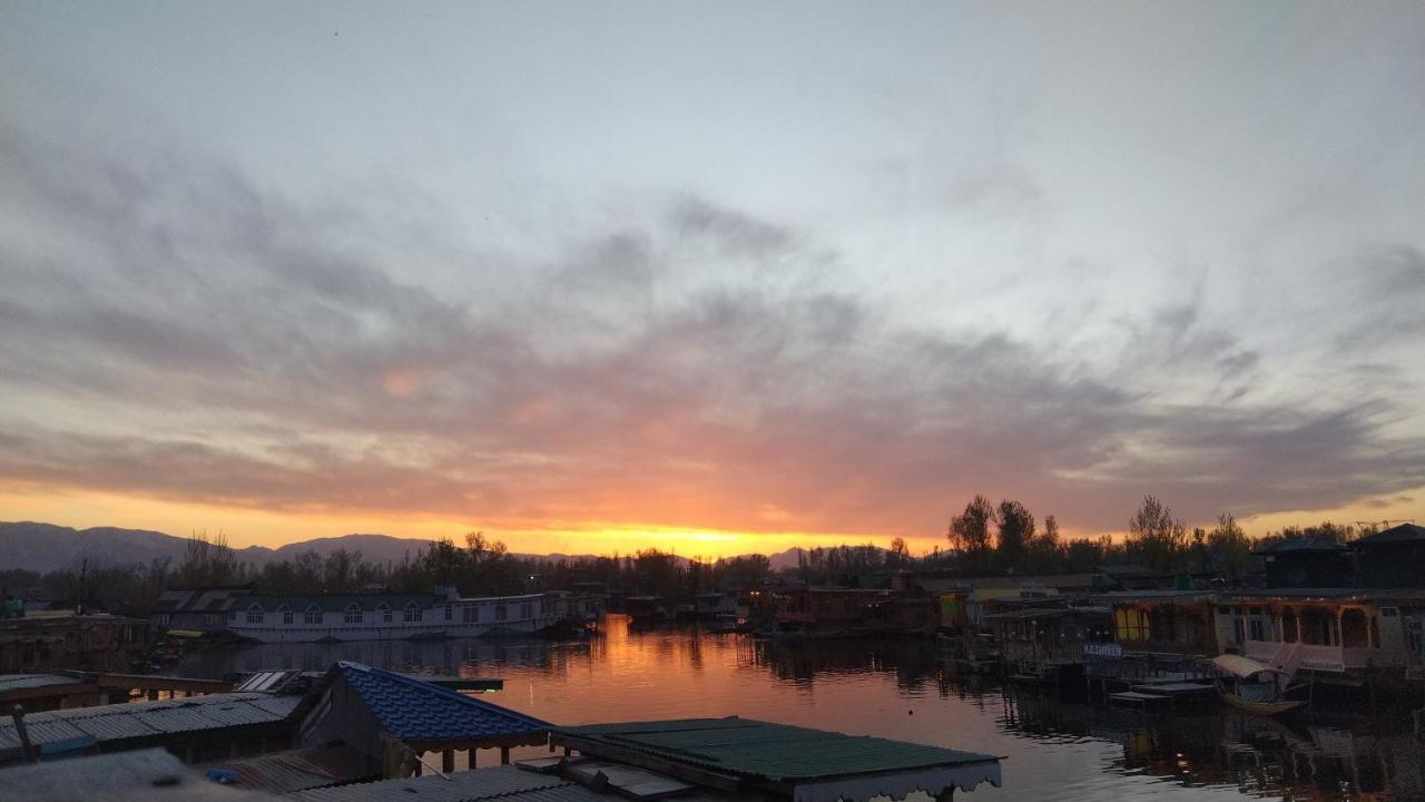 Srīnagar Houseboat New Suzan酒店 外观 照片