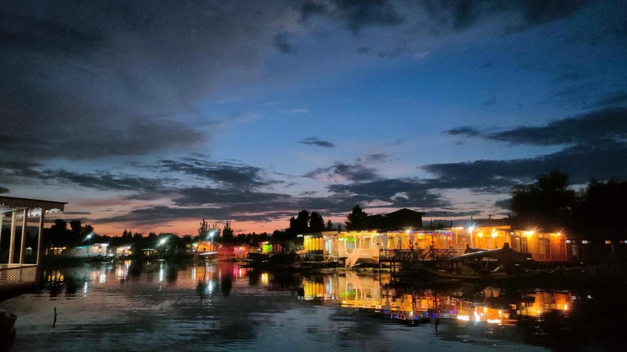 Srīnagar Houseboat New Suzan酒店 外观 照片