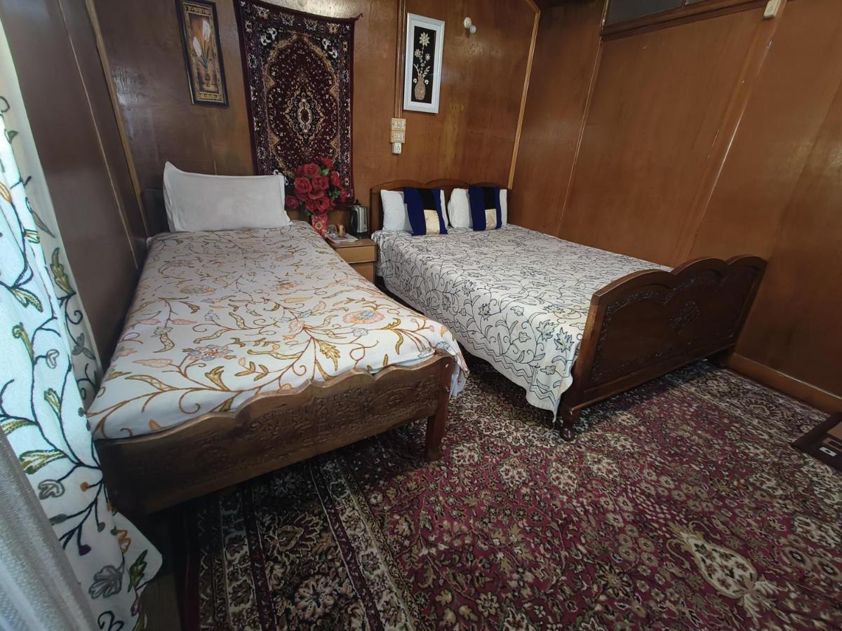 Srīnagar Houseboat New Suzan酒店 外观 照片