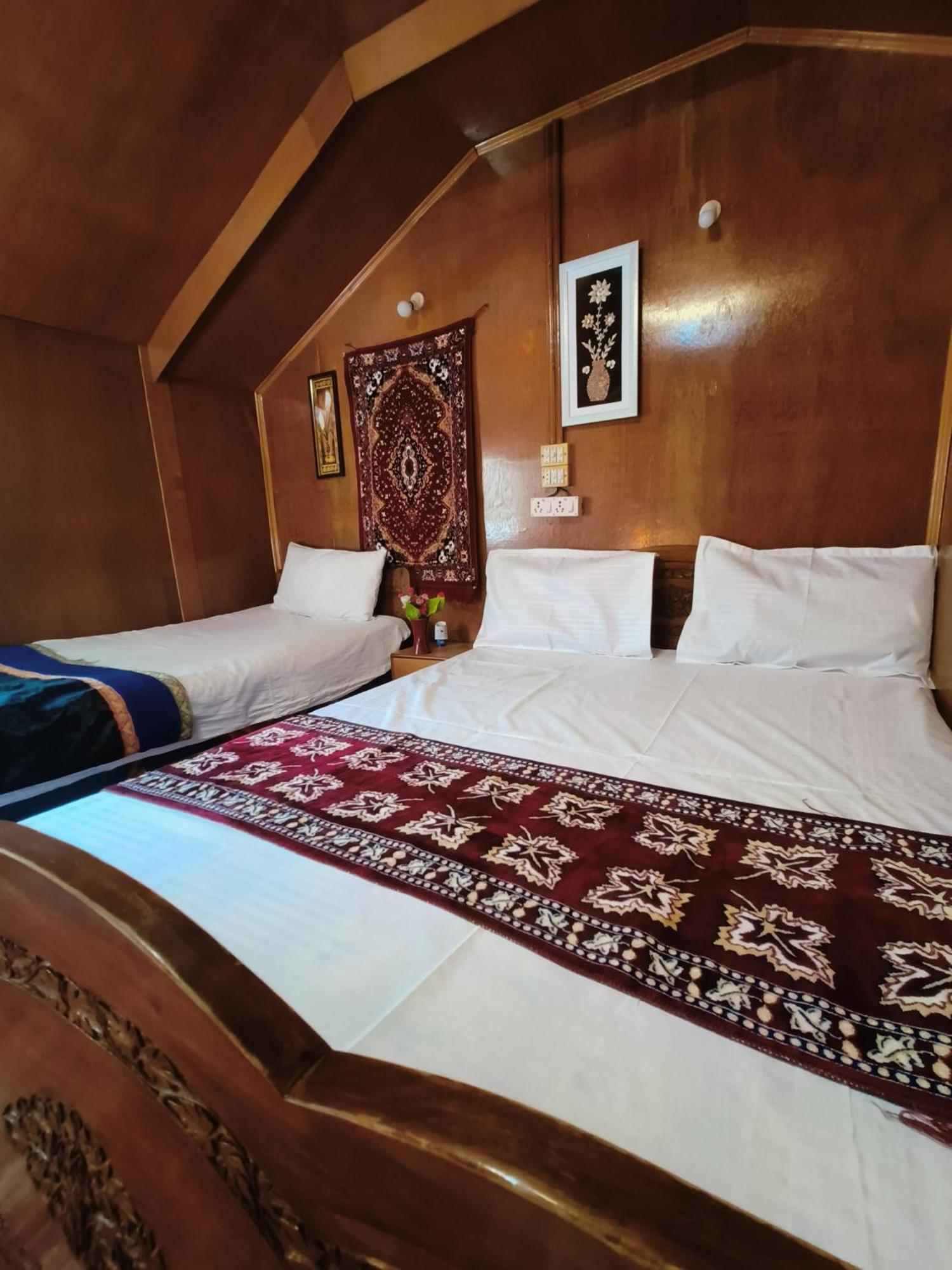 Srīnagar Houseboat New Suzan酒店 外观 照片