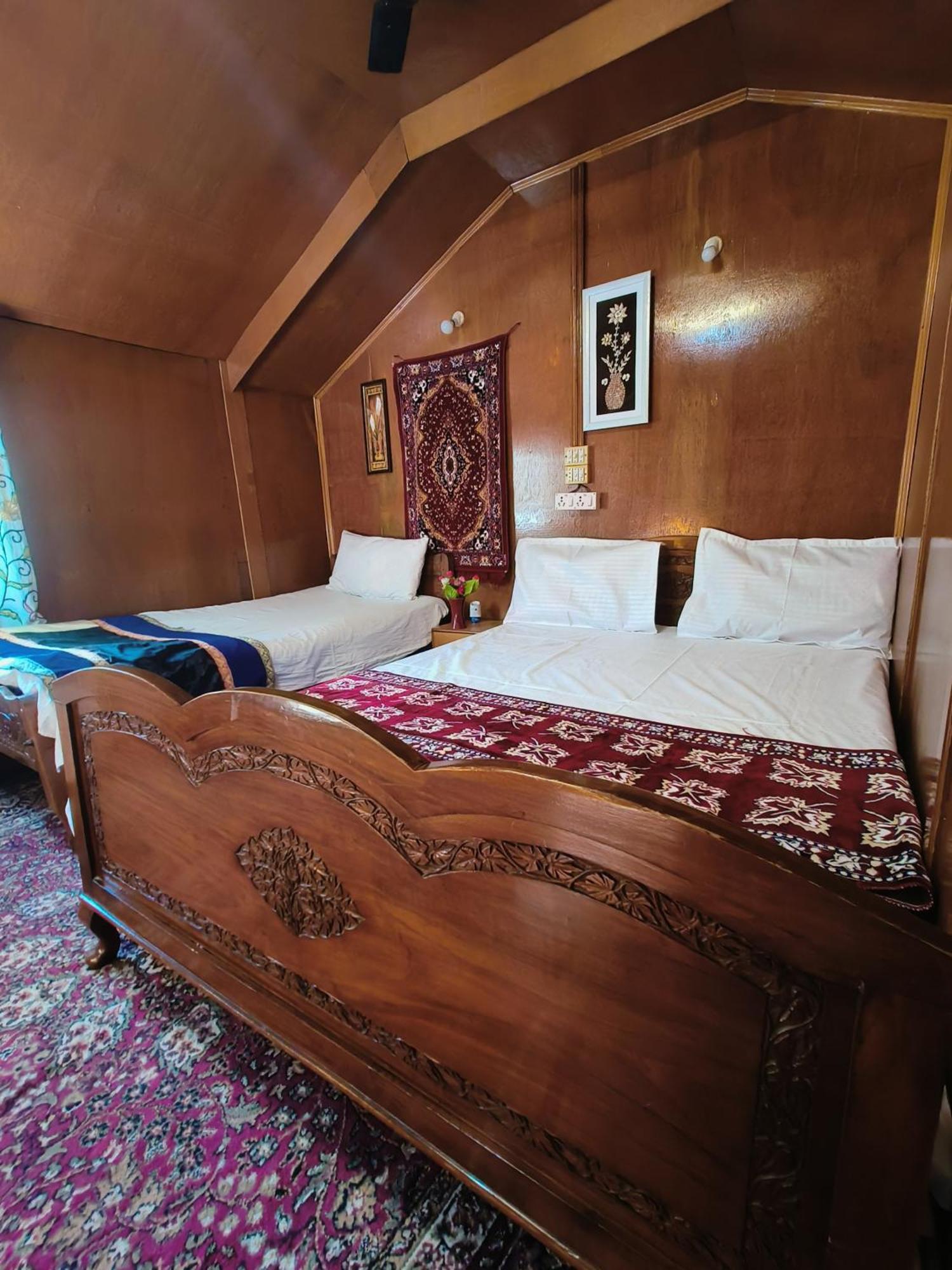 Srīnagar Houseboat New Suzan酒店 外观 照片