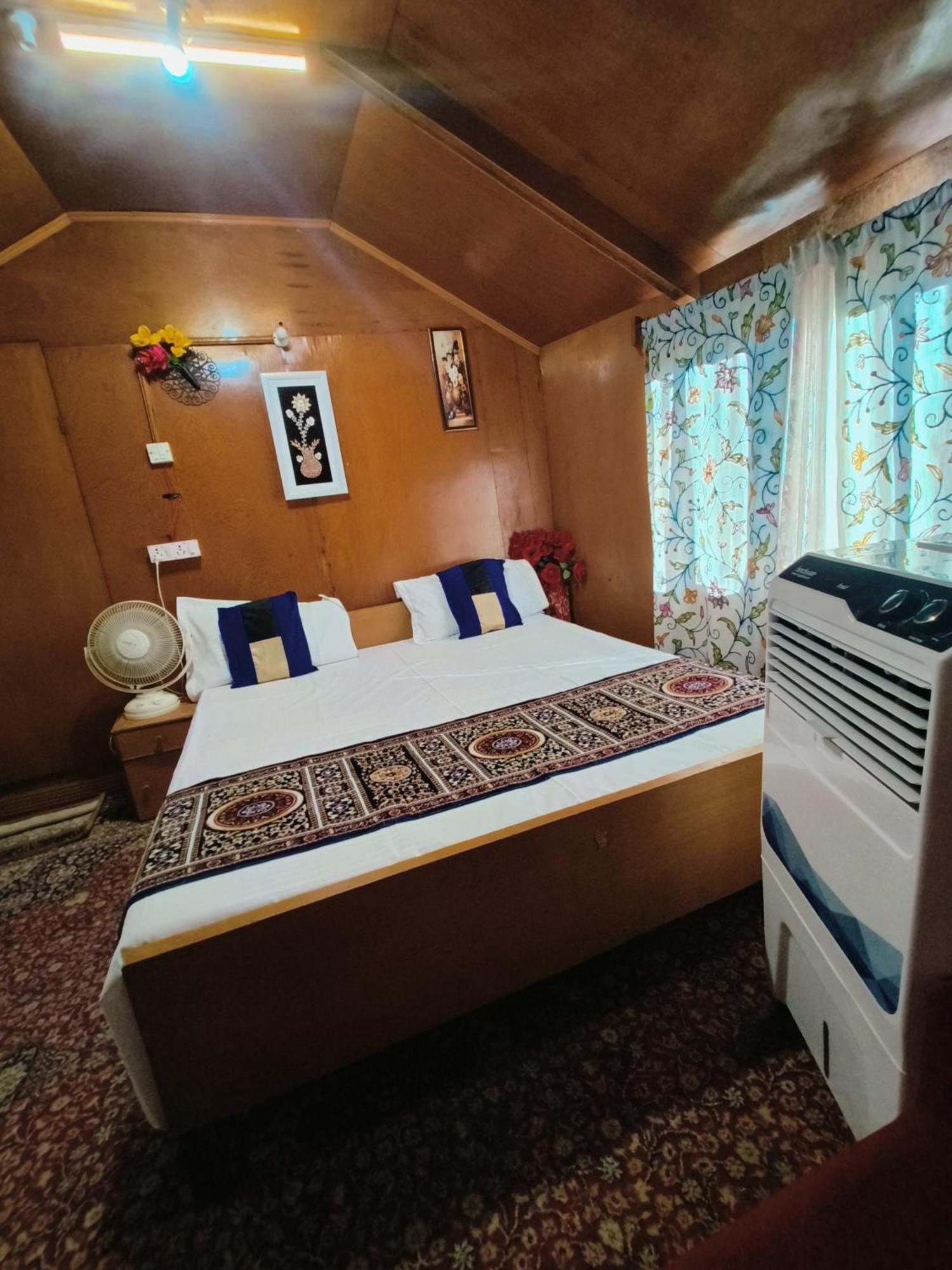 Srīnagar Houseboat New Suzan酒店 外观 照片
