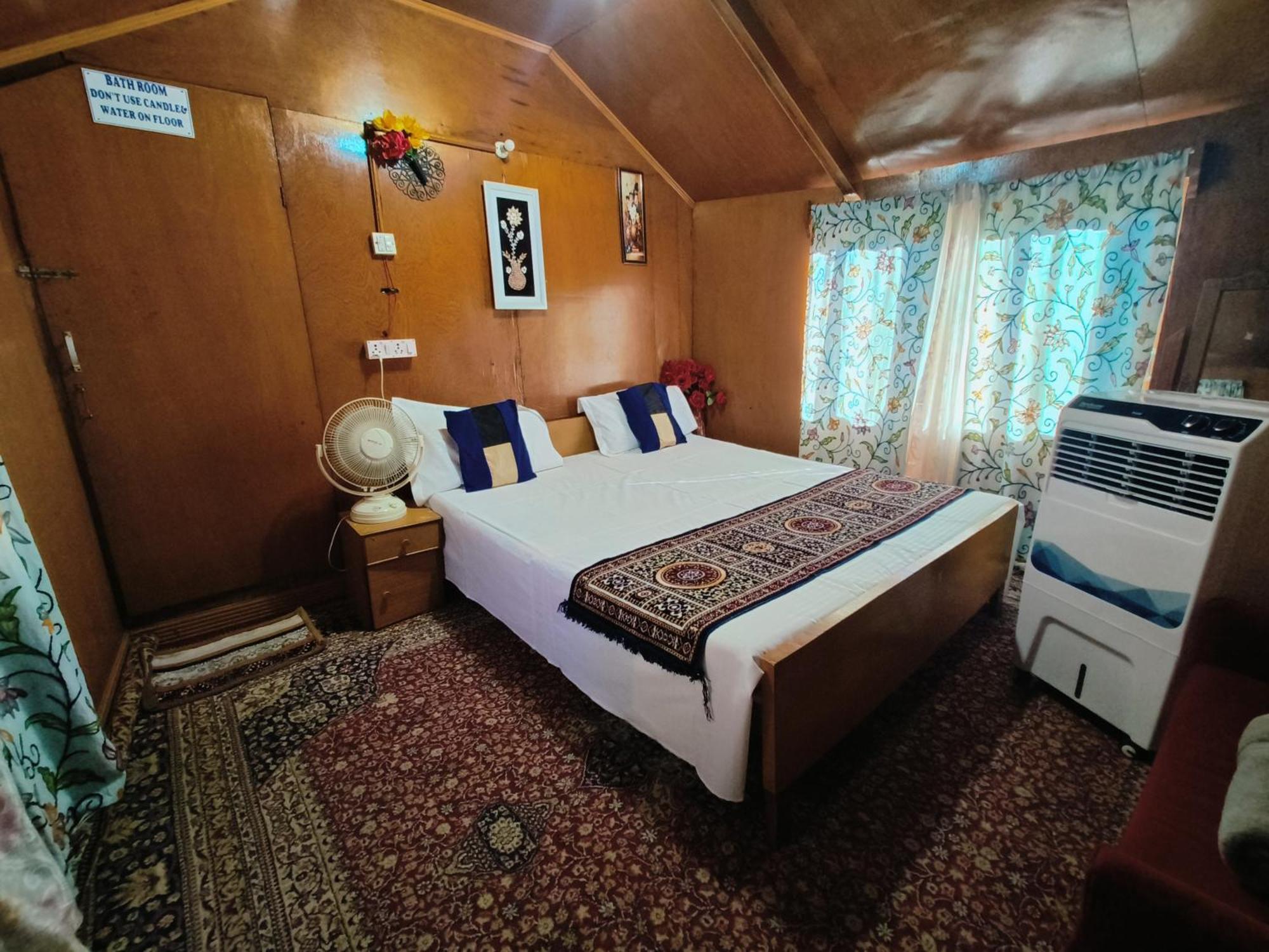 Srīnagar Houseboat New Suzan酒店 外观 照片