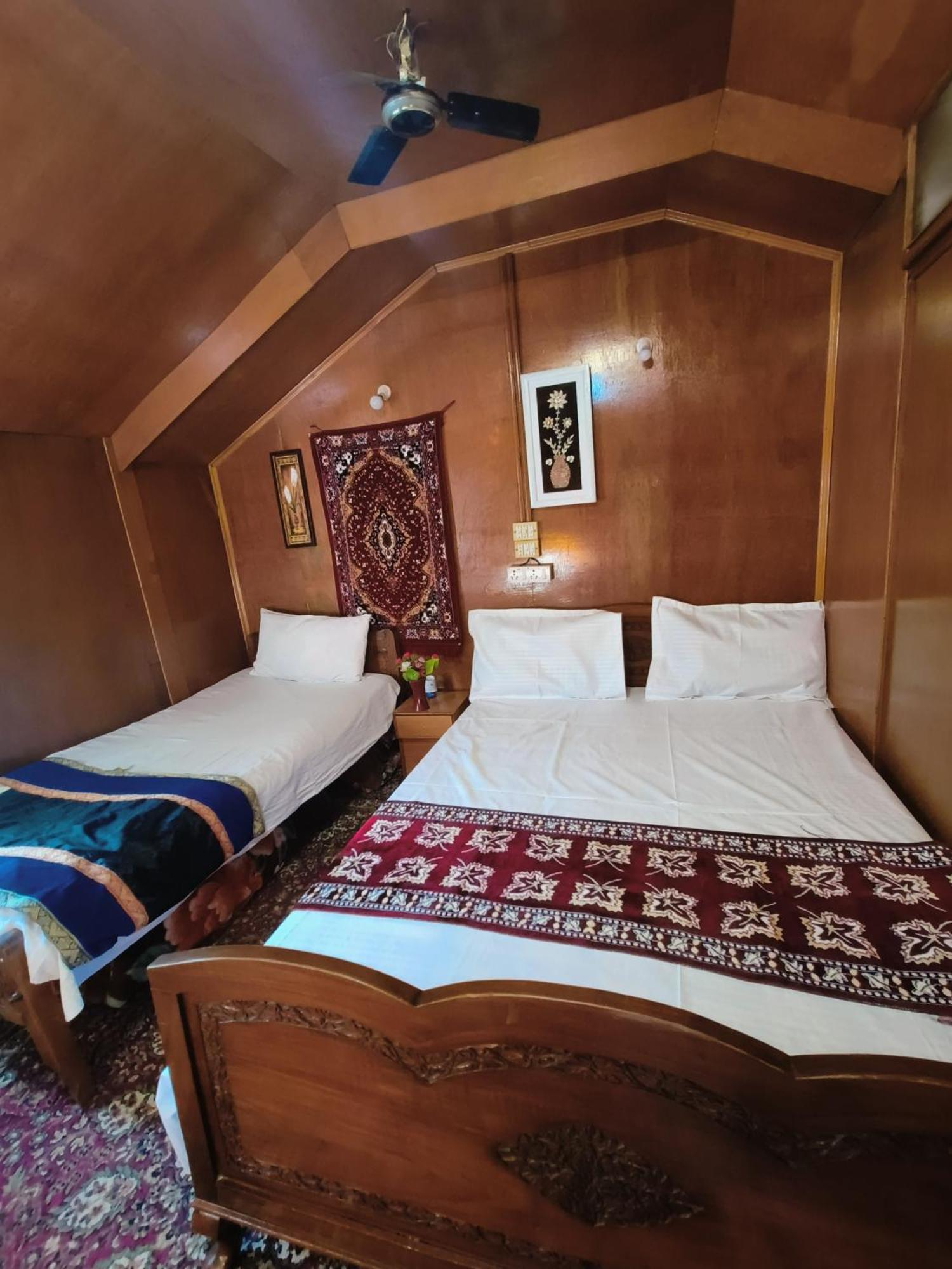 Srīnagar Houseboat New Suzan酒店 外观 照片