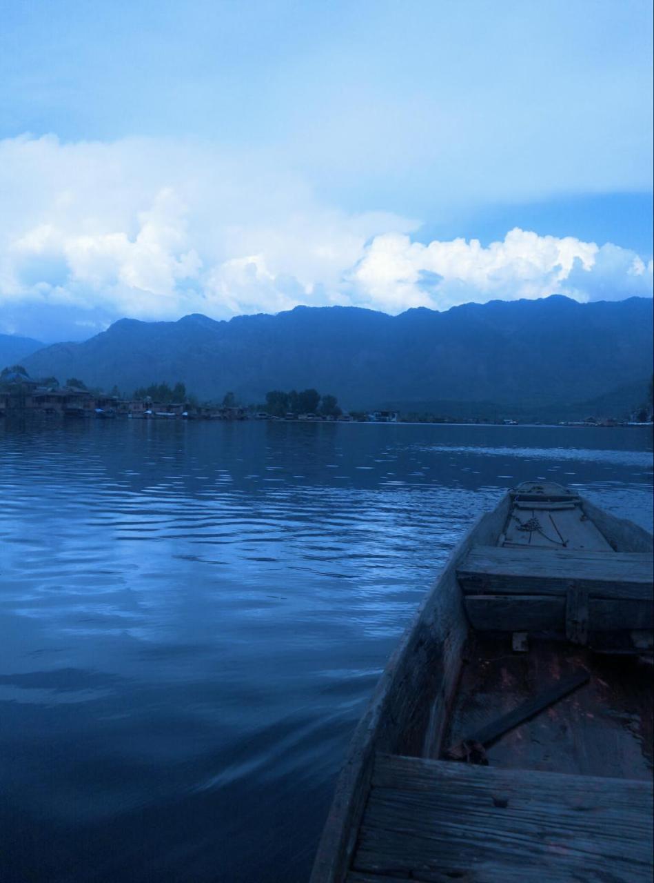 Srīnagar Houseboat New Suzan酒店 外观 照片