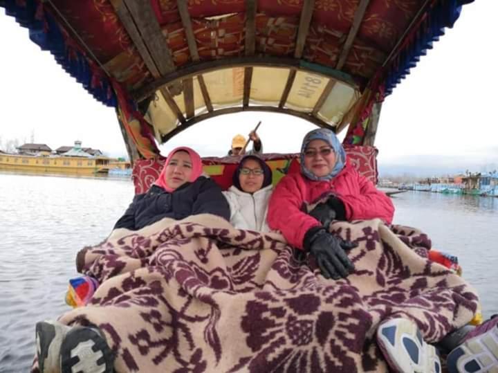 Srīnagar Houseboat New Suzan酒店 外观 照片