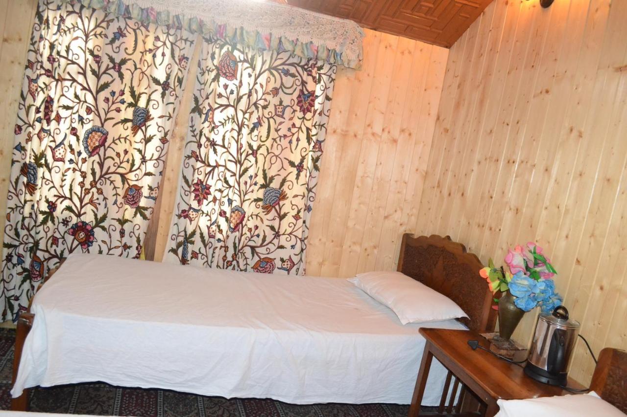 Srīnagar Houseboat New Suzan酒店 外观 照片