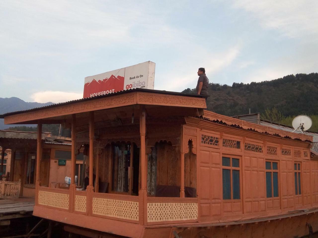 Srīnagar Houseboat New Suzan酒店 外观 照片