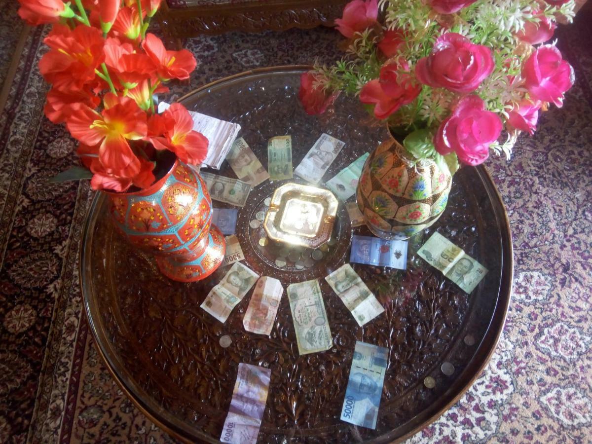 Srīnagar Houseboat New Suzan酒店 外观 照片