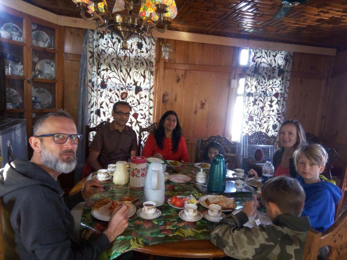 Srīnagar Houseboat New Suzan酒店 外观 照片