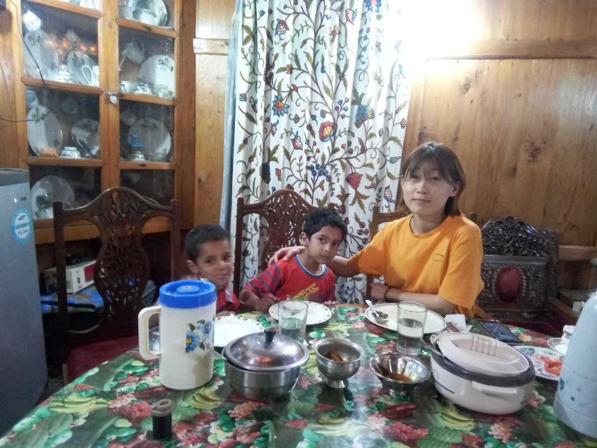 Srīnagar Houseboat New Suzan酒店 外观 照片